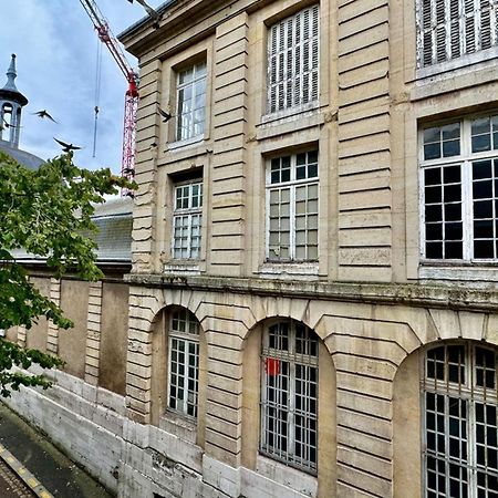 Gerard, Appartement Central Avec Parking Prive Ruan Exterior foto
